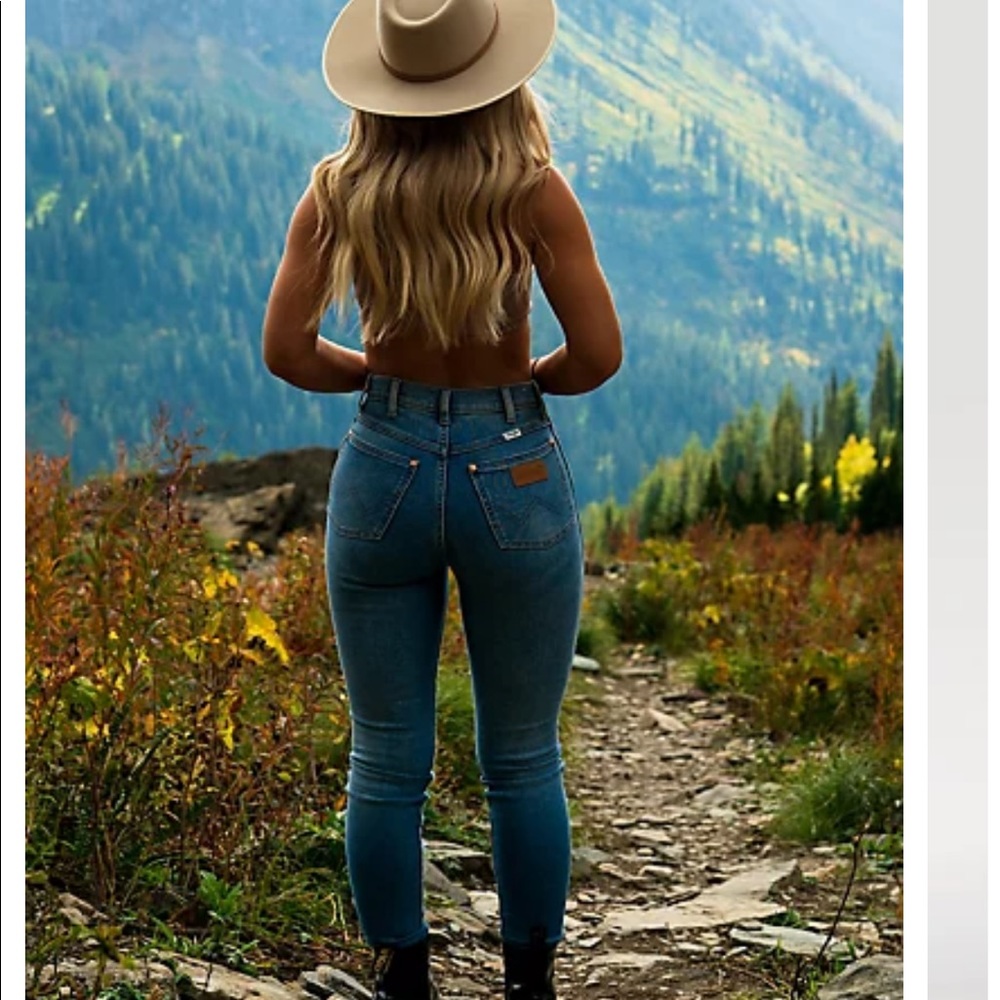 NEVER WORN Wrangler skinny jean